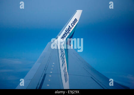 Winglet auf eine Boeing 737-800 Westjet Flugzeuge fliegen über Kanada. Die Winglets erhöhen Leben, Verbesserung der Kraftstoffeffizienz und geringeren e Stockfoto