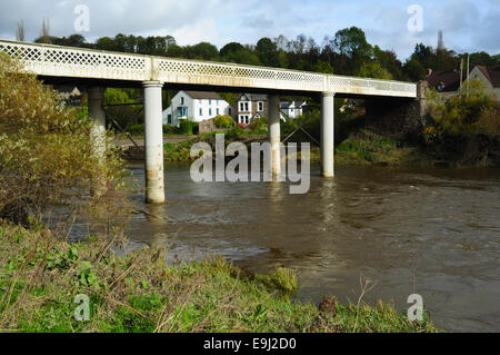 Brockweir Brücke über den Fluss Wye, Brockweir, Gloucestershire, England - Flussufer auf Monmouthshire, Wales Stockfoto