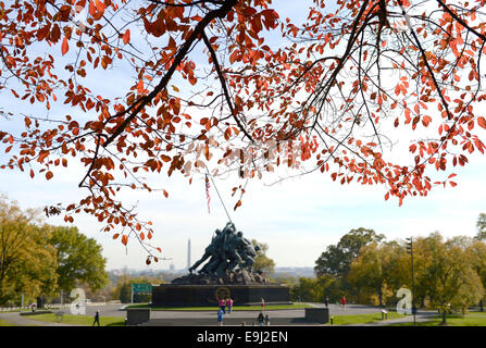 Washington, USA. 28. Oktober 2014. Herbstfarben sind neben dem Marine Corps War Memorial in Arlington, in der Nähe von Washington, DC, USA, am 28. Oktober 2014 gesehen. Bildnachweis: Yin Bogu/Xinhua/Alamy Live-Nachrichten Stockfoto