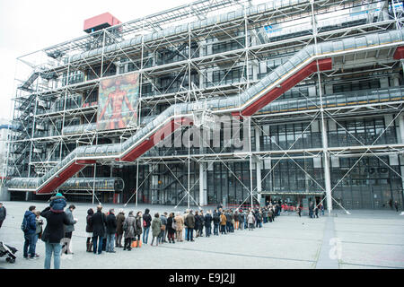 Touristen und Franzosen queuing außerhalb des Centre Georges Pompidou in Frankreichs Hauptstadt Paris darauf warten, in der Kunstgalerie und Museum gehen Stockfoto