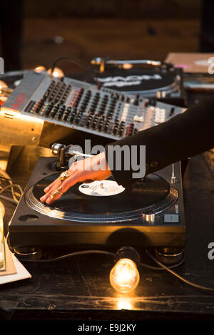 DJ Plattenspieler Scratchen und mischen eine große Party-deck Stockfoto