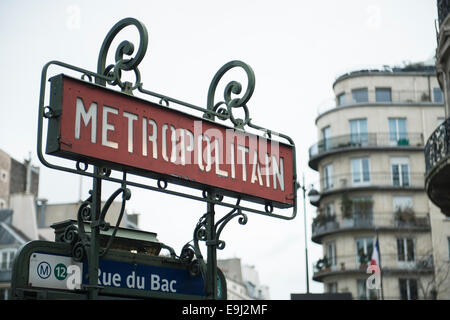 Schöne Jugendstil Paris Metro Anzeichen für öffentliche Verkehrsmittel U-Bahn Stationen Stockfoto