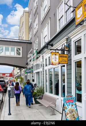 Cafés und Läden entlang der Cannery Row, Monterey, Kalifornien, USA Stockfoto
