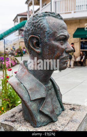 Büste von John Steinbeck in Steinbeck Plaza, Cannery Row, Monterey, Kalifornien, USA Stockfoto