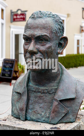 Büste von John Steinbeck in Steinbeck Plaza, Cannery Row, Monterey, Kalifornien, USA Stockfoto