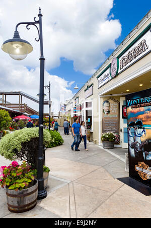 Restaurants und Geschäfte in Steinbeck Plaza, Cannery Row, Monterey, Kalifornien, USA Stockfoto