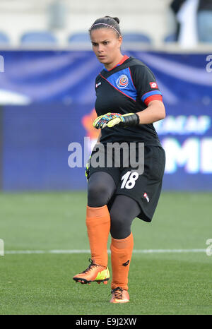 Chester, PA, USA. 24. Oktober 2014. 20141024 - Costa Rica-Torwart Yirliana Arroyo (18) erwärmt, bevor eine CONCACAF Women World Cup Qualifikation Halbfinalspiel gegen Trinidad und Tobago im PPL Park in Chester, Pennsylvania © Chuck Myers/ZUMA Draht/Alamy Live News Stockfoto