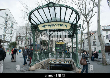 Schöne Jugendstil Paris Metro Anzeichen für öffentliche Verkehrsmittel U-Bahn Stationen Stockfoto