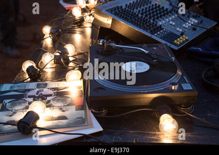 Plattenspieler und Mischpult Deck auf einer großen party Stockfoto