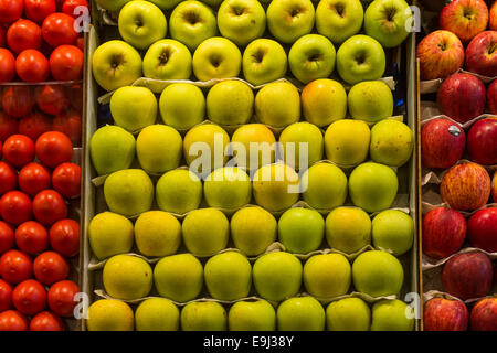 Äpfel in La Boqueria-Markt in Barcelona, Spanien. Stockfoto