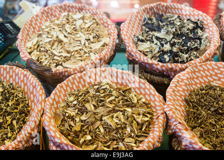 Getrocknete Pilze in La Boqueria-Markt in Barcelona, Spanien. Stockfoto