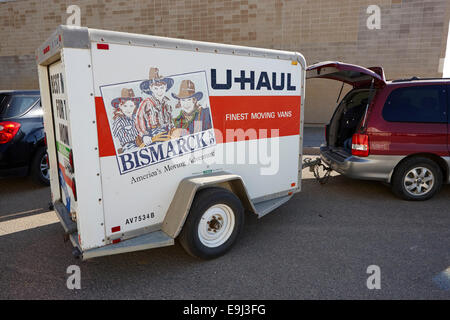 MPV-van mit Sie-Haul Anhänger befestigt in Kanada Stockfoto