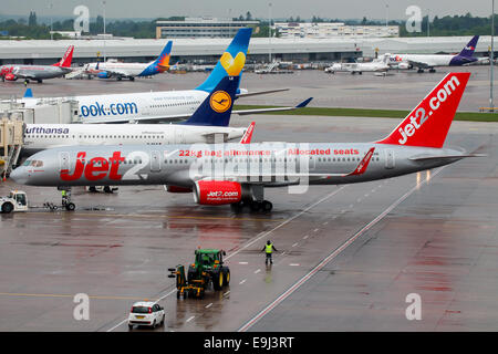 Jet2 Boeing 757-200 drängt zurück vom terminal 1 am Flughafen Manchester. Stockfoto