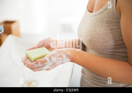 Closeup auf junge Frau, die Hände zu waschen Stockfoto