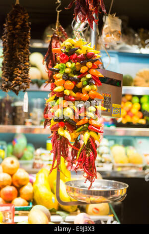 Chilischoten in La Boqueria-Markt in Barcelona, Spanien. Stockfoto