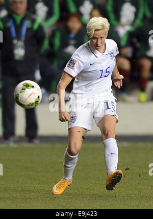 Chester, PA, USA. 24. Oktober 2014. 20141024 - USA Mittelfeldspieler Megan Rapinoe (15) geht im ersten Halbjahr eine CONCACAF Women World Cup Halbfinale Qualifikationsspiel gegen Mexiko im PPL Park in Chester, Pennsylvania © Chuck Myers/ZUMA Draht/Alamy Live News Stockfoto