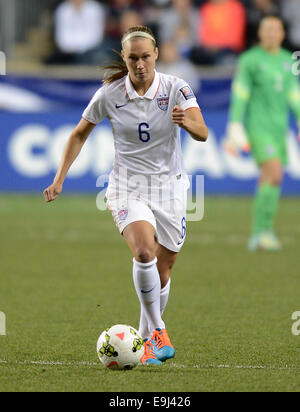 Chester, PA, USA. 24. Oktober 2014. 20141024 - USA Verteidiger Whitney Engen (6) erscheint im ersten Halbjahr eine CONCACAF Women World Cup Halbfinale Qualifikationsspiel gegen Mexiko im PPL Park in Chester, Pennsylvania © Chuck Myers/ZUMA Draht/Alamy Live News Stockfoto