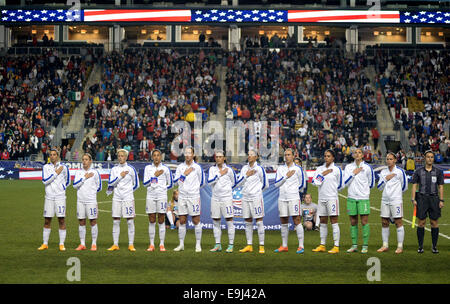 Chester, PA, USA. 24. Oktober 2014. 20141024 - das US-Team hört, die US-Nationalhymne vor einem CONCACAF Frauen WM Qualifikation Halbfinalspiel gegen Mexiko PPL Park in Chester, PA links nach rechts: USA Mittelfeldspieler Tobin Heath (17), USA-Verteidiger Meghan Klingenberg (16), USA Mittelfeldspieler Megan Rapinoe (15), USA Christen Press (14), USA Mittelfeldspieler Lauren Holiday (12), USA-Verteidiger Ali Krieger (11), USA Mittelfeldspieler Carli Lloyd (10 weiterleiten) , USA Verteidiger Whitney Engen (6), USA weiterleiten Sydney Leroux (2), USA Torwart Hope Solo (1) und USA Verteidiger Christie Rampone (3) (Credit Bild Stockfoto