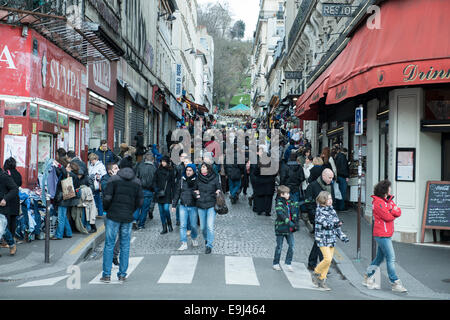 Eine Masse von Menschen zu Fuß in einer verkehrsberuhigten Straße bergauf in Paris Stockfoto