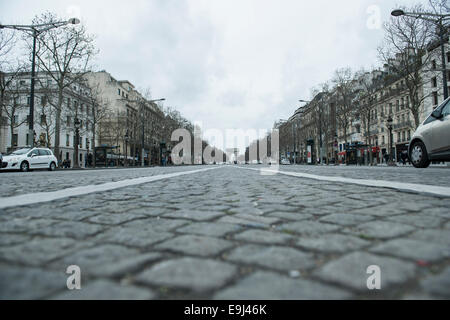 Ein Schuss von einem typisch französischen gepflasterten Straße in der Hauptstadt Paris. Stockfoto