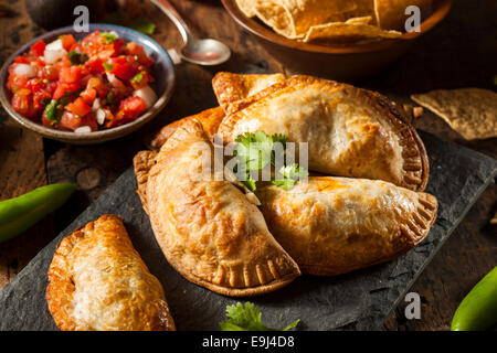 Hausgemachte gefüllte Hähnchen Empanadas auf einem Hintergrund Stockfoto