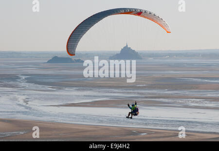 Paragliding, mont St. Michel, Normandie, Frankreich Stockfoto