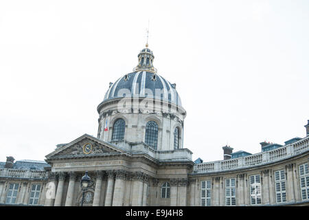 Reise Fotografie zeigt typisch französische Architektur und Gebäude in der Hauptstadt Paris. Stockfoto