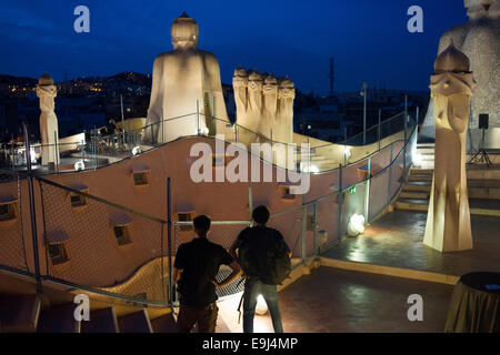 Casa Mila, La Pedrera, Skyline von Barcelona, Spanien. Die Schornsteine. Panorama des Daches bei Dämmerung, Abend, Nacht. UNESCO-Weltkulturerbe. Stockfoto