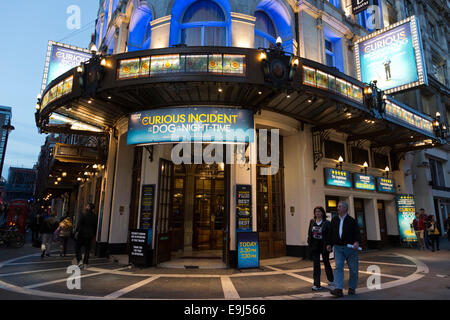 Außenseite des Gielgud Theatre in der Abenddämmerung, London Stockfoto