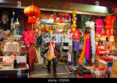 Zeigen Sie verkauften Waren und Souvenirs in Chinatown, Newport Place, London, UK Stockfoto