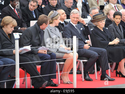 Nieuwpoort, Belgien. 28. Oktober 2014. Deutsche Bundeskanzlerin Angela Merkel, Großherzog von Luxemburg, Königin Mathilde, König Philippe von Süd-Korea und Prinzessin Beatrix der Niederlande (von L bis R) Teilnahme an einer Zeremonie anlässlich des 100. Jahrestages des ersten Weltkriegs am König Albert i.-Denkmal in Nieuwpoort Belgien, Oct.28, 2014. (Xinhua / Ye Pingfan) Bildnachweis: Xinhua/Alamy Live-Nachrichten Stockfoto