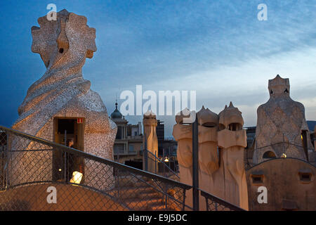 Casa Mila, La Pedrera, Skyline von Barcelona, Spanien. Die Schornsteine. Panorama des Daches bei Dämmerung, Abend, Nacht. UNESCO-Weltkulturerbe. Stockfoto