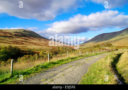 Die Straße reiste weniger in den schottischen Highlands. Unbefestigte Straße führt ins Auge in den fernen Horizont. Stockfoto