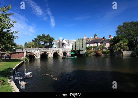 Angeln auf der Royalty-Fischerei, Fluss Avon, Straßenbrücke der Stadt Christchurch, Dorset County; England, Großbritannien, Vereinigtes Königreich Stockfoto