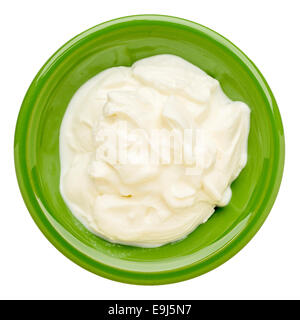 Live Bio Joghurt in eine isolierte grüne Keramikschale Stockfoto