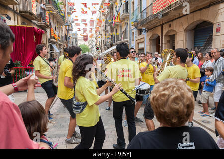 Tarragona, Spanien - 16. August 2014: Junge Musiker auf dem Straßenfest in Tarragona, Katalonien, Spanien Stockfoto