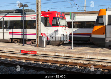 Tarragona, Spanien - 16. August 2014: Moderne spanische elektrische Personenzüge von Renfe betrieben stehen auf dem Bahnhof in T Stockfoto