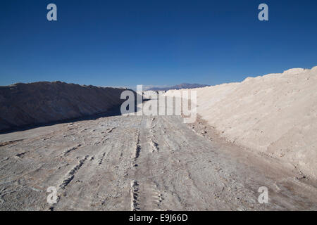 Haufen von Salz aus der 'Salinas Grandes" (Salinen) auf 3450 m Höhe gewonnen. Puna de Atacama, Salta und Jujuy, Argentinien. Stockfoto