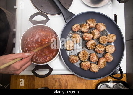Frau Vorbereitung Abendessen in einer Küche zu Hause, realen Lebenssituation Stockfoto