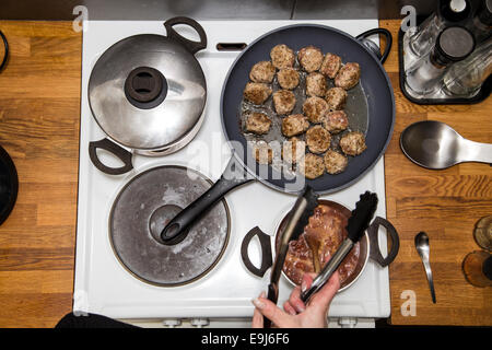 Abendessen vorbereiten in einer Küche zu Hause, realen Lebenssituation Stockfoto