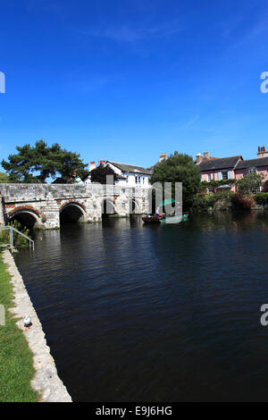 Angeln auf der Royalty-Fischerei, Fluss Avon, Straßenbrücke der Stadt Christchurch, Dorset County; England, Großbritannien, Vereinigtes Königreich Stockfoto