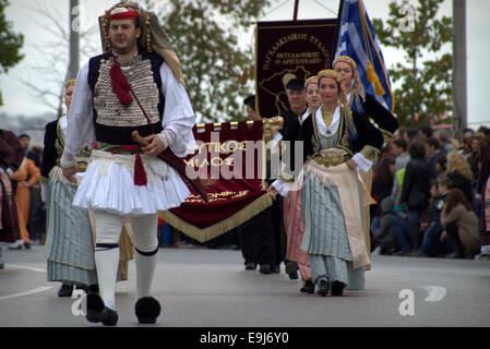 Thessaloniki, Griechenland. 28. Oktober 2014. Griechenland die nationale Feiertag "OHI Tages-und" (No) mit Paraden statt des Landes Weigerung auf die Seite dann Nazideutschland und faschistisches Italien während des zweiten Weltkriegs am 28. Oktober 1940 Gedenken an bundesweit gekennzeichnet.  Bildnachweis: Orhan Zolak /Alamy Live-Nachrichten Stockfoto