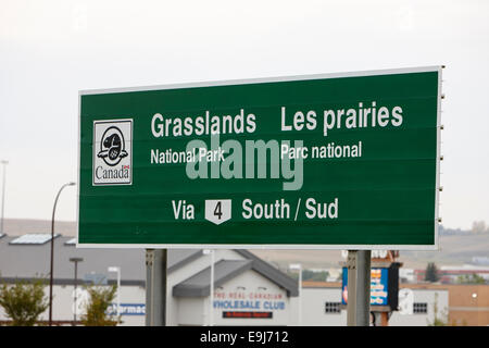 zweisprachige Zeichen für Grasland National park Saskatchewan Kanada Stockfoto