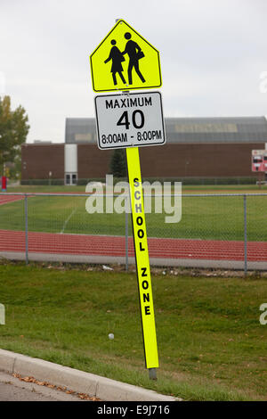 maximal 40 Schule Zone Warnschild außerhalb der Schule in Saskatchewan, Kanada Stockfoto