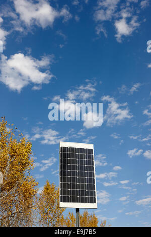 mittlere Solarpanel gegen blauen Wolkenhimmel an sonnigen Tag Stockfoto