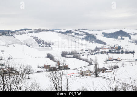 Panoramablick auf die Hügel rund um Castell'Arquato von Schnee bedeckt. Piacenza, Emilia Romagna, Italien. Stockfoto