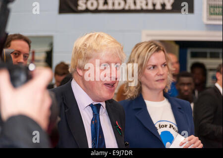 London, UK. 28. Oktober 2014. Der Londoner Bürgermeister Boris Johnson besucht einer Trainingseinheit im Kampf für Frieden Academy in North Woolwich, Newham lernte er einige der jungen Leute von der Nächstenliebe geholfen. Kampf um Frieden verwendet Boxen und Kampfsport kombiniert mit Ausbildung und persönliche Entwicklung das Potenzial junger Menschen in der Gemeinde von Kriminalität und Gewalt bedroht.  Zuerst in Rio 2000 gegründet von Luke Dowdney MBE, es wurde repliziert Newham in 2007 ist nun expandiert weltweit.   Bildnachweis: Stephen Chung/Alamy Live-Nachrichten Stockfoto