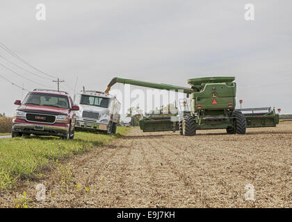 John Deere S670 Mähdrescher ist der Trichter-Ladung in einem Semi-Traktor-Anhänger dumping. Stockfoto