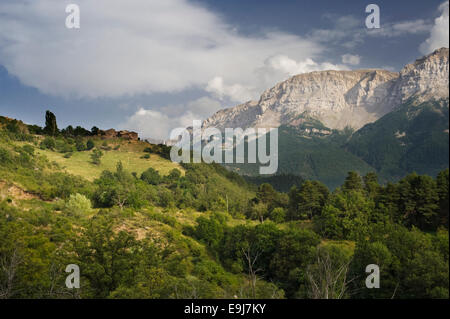 Die Serra del Cadi-Bergkette im Hintergrund und die Ansiedlung von Veinat de cal Pubill, in der Nähe von Cava, Katalonien, Spanien Stockfoto