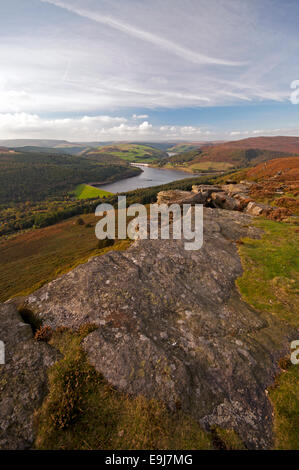 Der Blick von Bamford Edge im Peak District National Park mit Ladybower Vorratsbehälter Derwent unten im Tal. Stockfoto